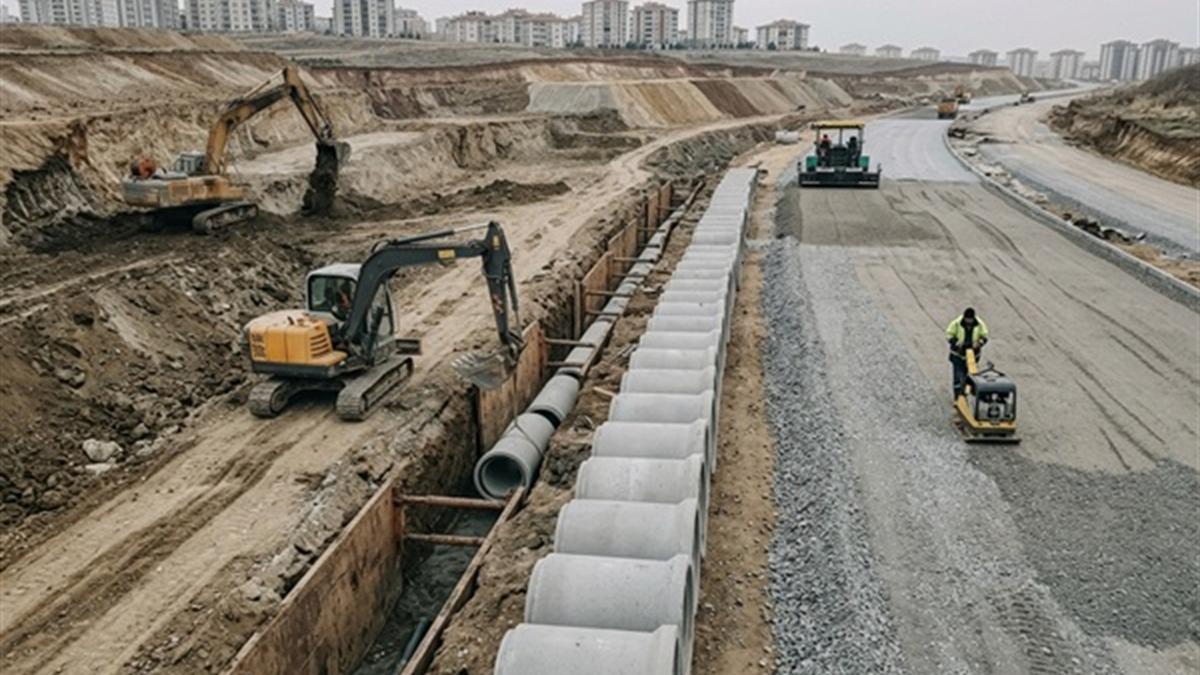 Yol kenarında boru hattı kanalı ve beton borular