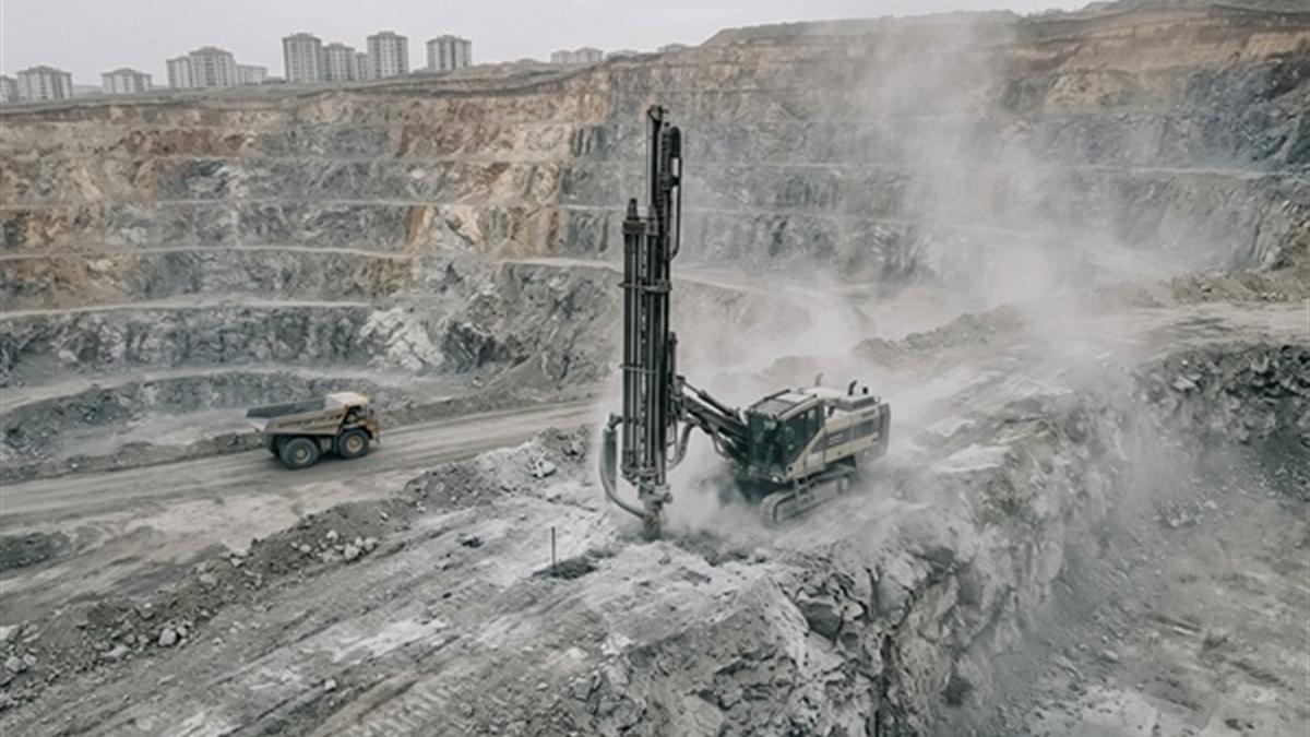 Açık ocakta basamakta delik delen delgi makinesi